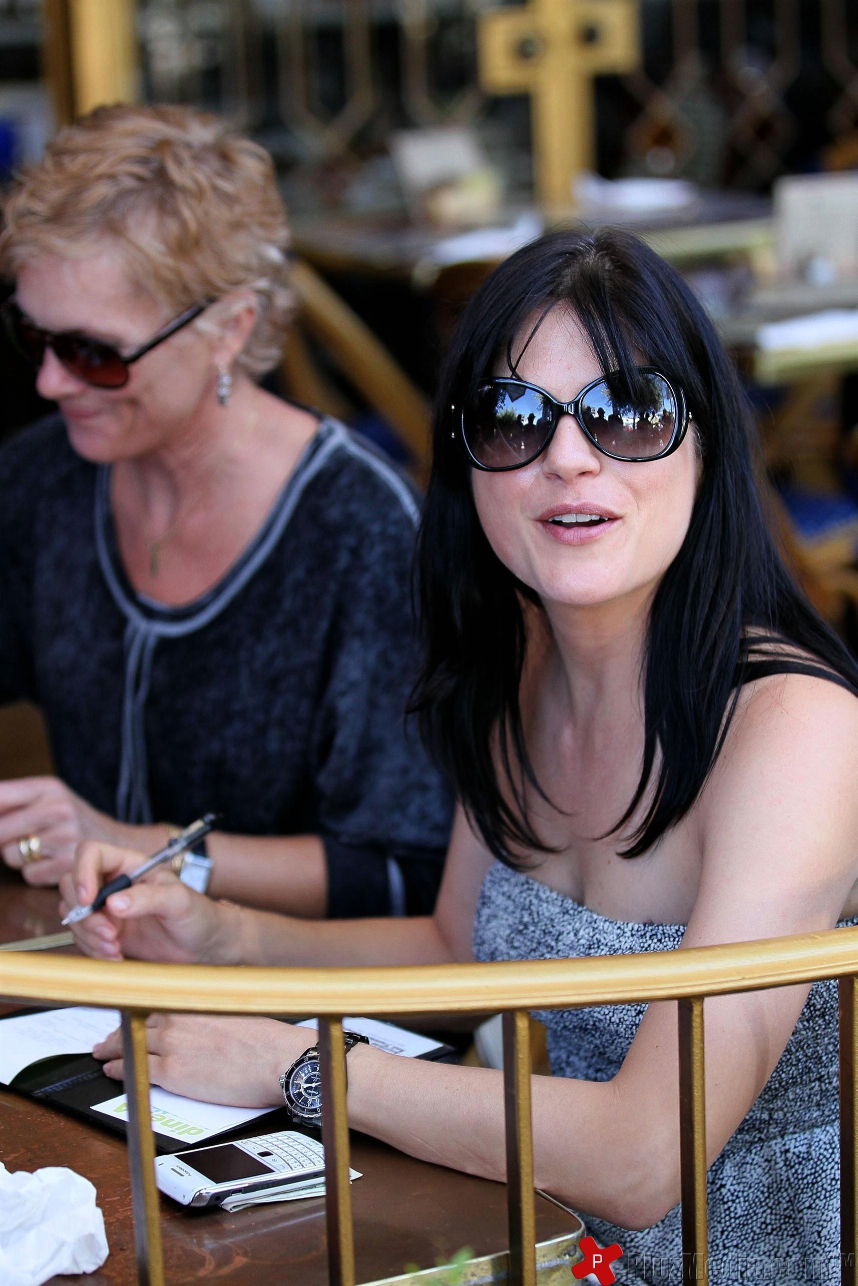 Selma Blair out to lunch with friends at The Little Door restaurant | Picture 89623